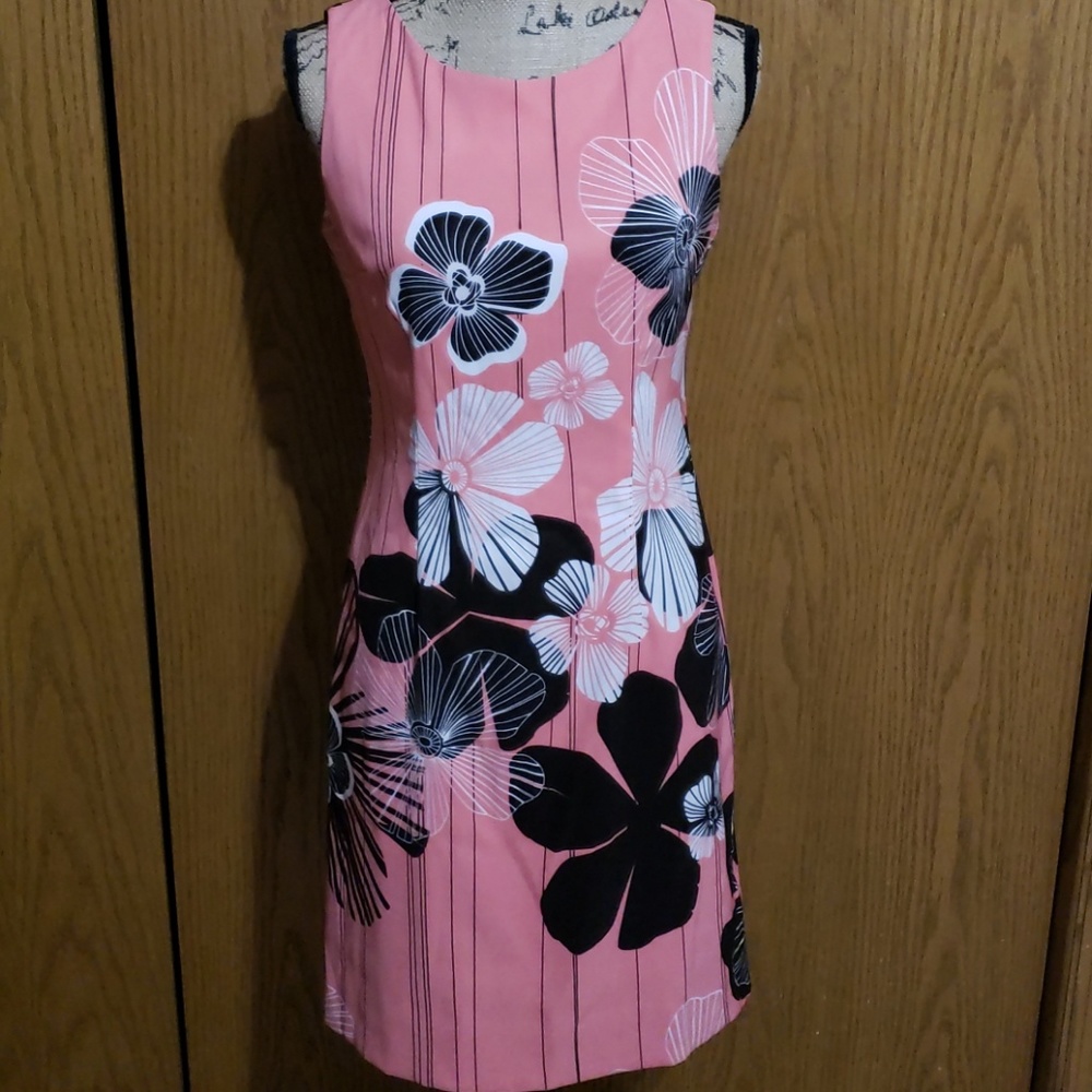 Connected sleeveless dress size 6
